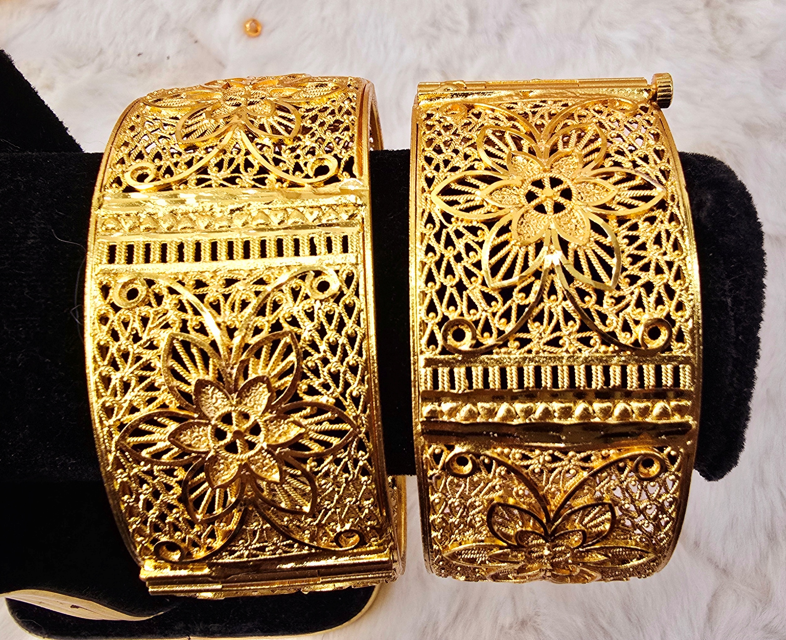 Majestic Floral Filigree Gold-Design Statement Kangan Pair (B-034)